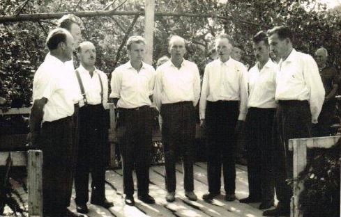Prvi nastop okteta Sele Vrhe leta 1964, drugi z leve Viktor Hovnik Foto: arhiv MoPZ Franc Ksaver Meško Sele Vrhe