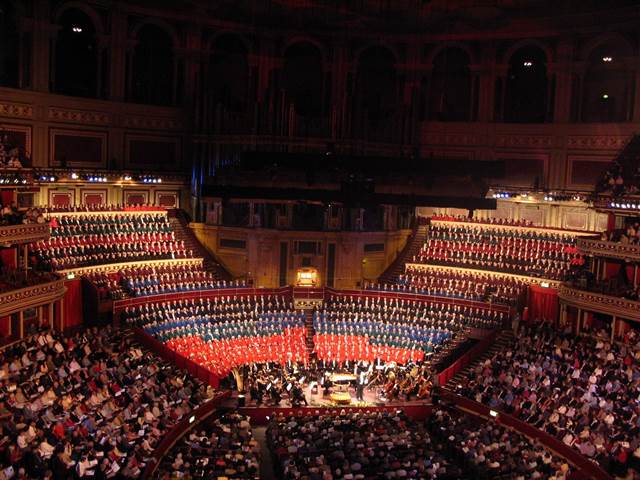 Zbor je kar trikrat nastopil v Londonu v dvorani Royal Albert Hall (leta 2004, 2008 in 2012), na povabilo moškega zbora The Treorchy Male Choir pod pokroviteljstvom princa Charlesa. Koncerti so bili zelo odmevni, saj ni dano vsakomur peti v tako veličastni dvorani.