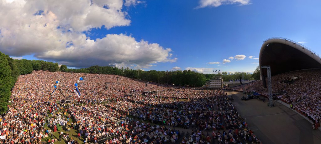 Lani se je v Estoniji odvil 26. tradicionalni Estonski pevski festival, ki je pritegnil rekordno število udeležencev – 153.000, od tega kar 33.025 pevcev in 10.082 plesalcev. Foto: Andrej Bodrov (www.panoramio.com)