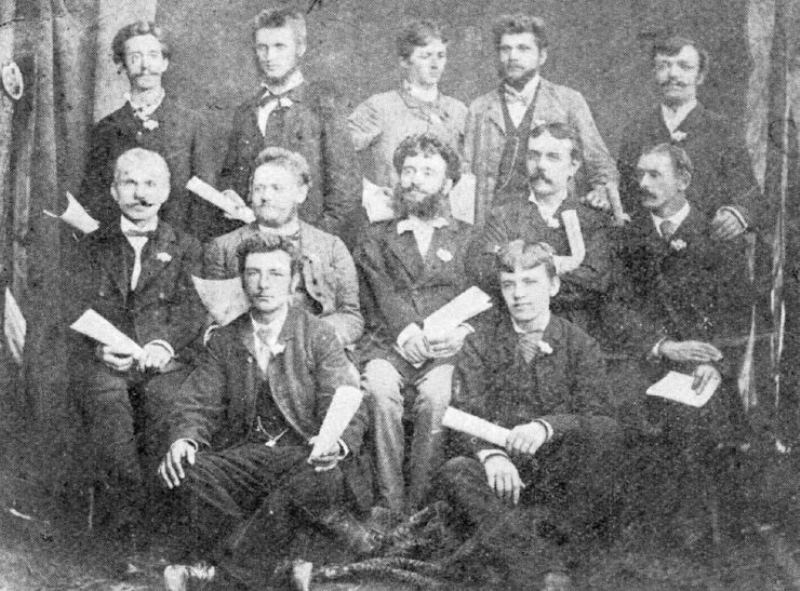 Litijska Lipa kmalu po ustanovitvi leta 1886: stojijo (od leve): Hinko Badjura, Anton Štefančič, Feliks Koklič, Franc Hribar, Gustav Černe; sedijo (od leve): Avguštin Černe, Martin Jeretin, Josip Cepuder (zborovodja), Perušek, Alojzij Simončič; sedita na tleh: Gašper Gela (levo), Pavel Černe (desno) Vir: arhiv NUK