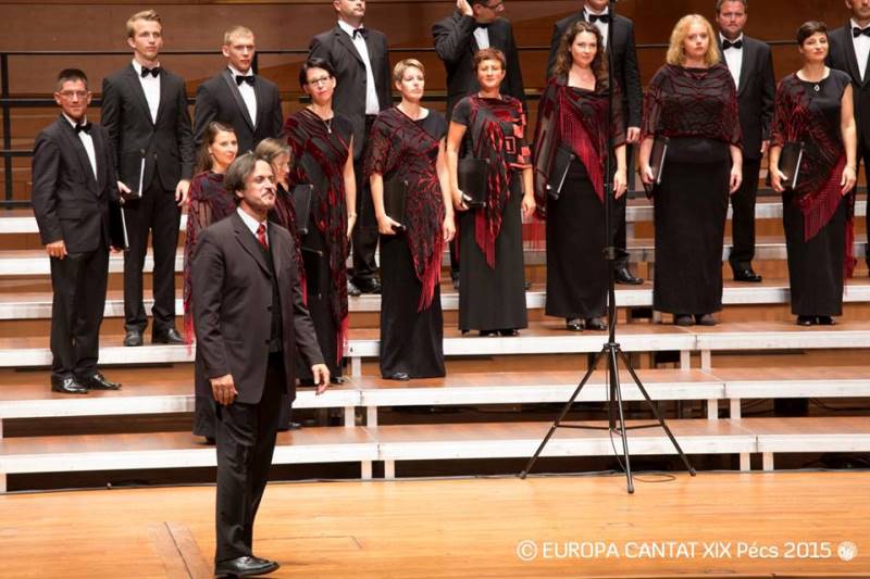 Ambrož Čopi je za to priložnost nadomestil Martino Batič pred pultom Zbora Slovenske filharmonije. Foto: Europa Cantat