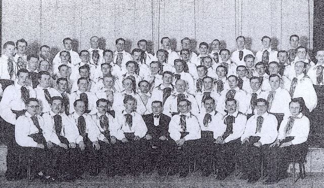 Pogosta APZ-jeva slika. Pevci so nosili oblačila v narodnem slogu. Foto: arhiv NUK